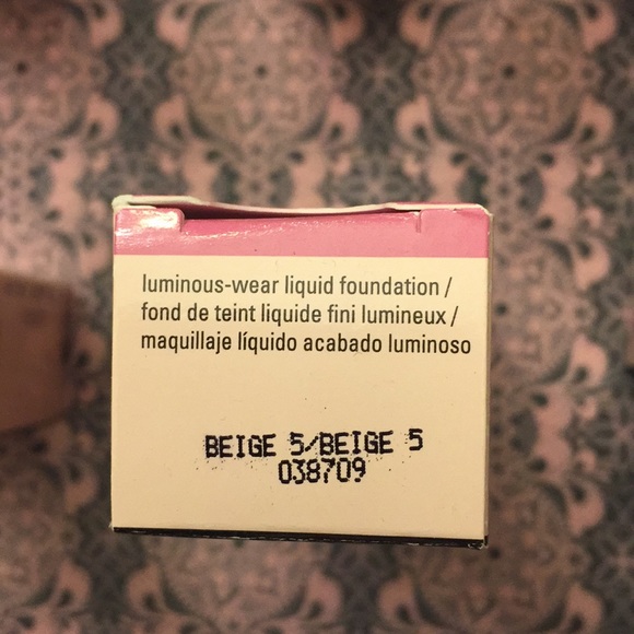 Mary Kay Luminous-Wear Liquid Foundation - Picture 6 of 8